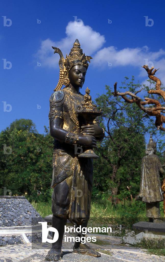 Burma / Myanmar: Statue of King Alaungpaya (1714-1760), founder of the Konbaung Dynasty (1752-1885) and King of Burma (1752-1760), Mandalay Fort