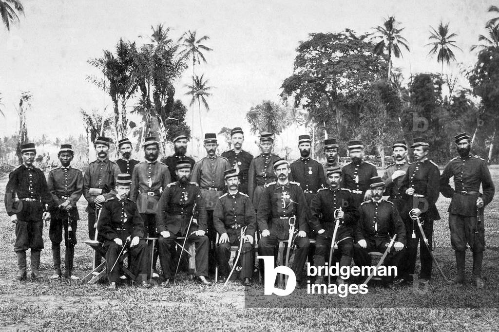 Indonesia / Sumatra: Dutch officers and troops at Banda Aceh, 1874. Aceh War (1873 - 1914)