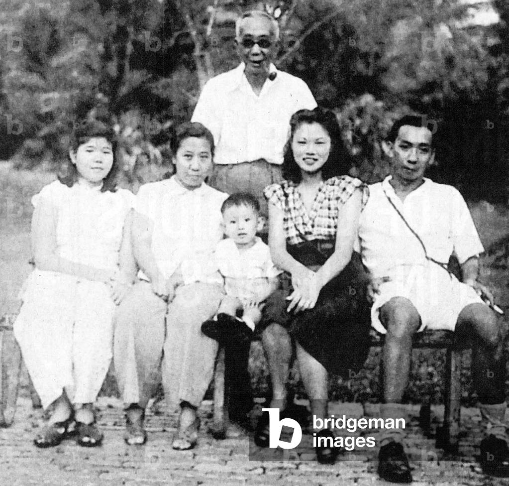 Singapore: Goh Keng Swee, Deputy Prime Minister of Singapore between 1973 and 1984, with his family as a young child, c. 1920