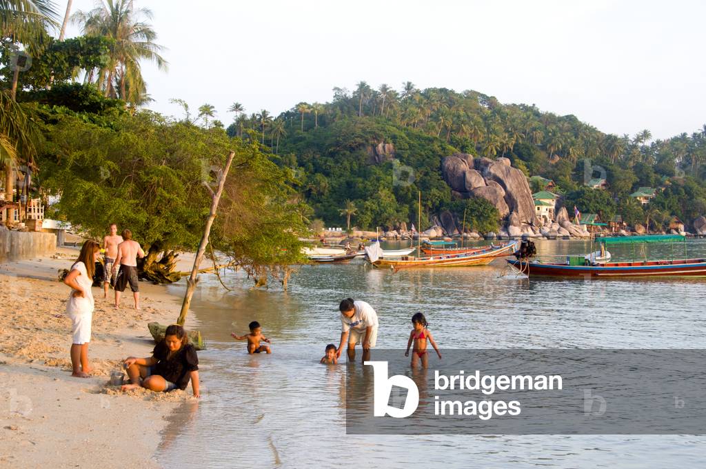 Thailand: Islanders enjoying the evening sun, Ao Chalok Ban Kao, Ko Tao (Turtle Island), southern Thailand