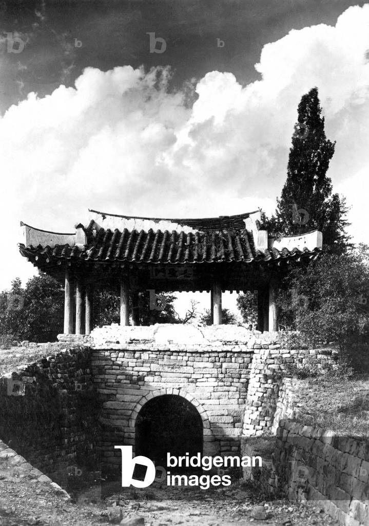 Korea: City Gate, Seoul, early 20th century
