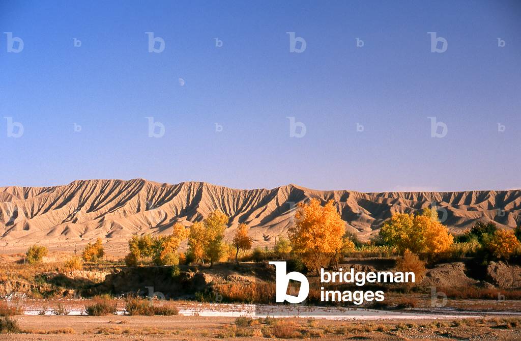 China: The foothills of the Kunlun Shan (Kunlun Mountains) near Karghilik (Karghalik or Kargilik), Xinjiang Province (photo)