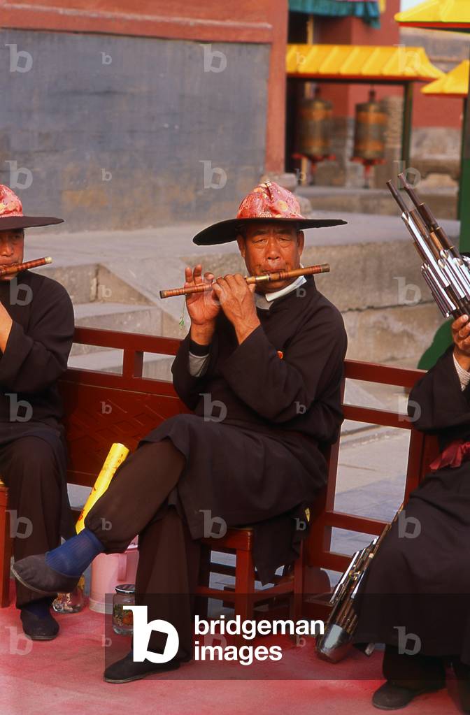 China: A musician using a dizi (a Chinese inverse flute) in front of the main hall housing the world's tallest wooden Bodhisattva Avalokitesvara at the Puning Temple (P?níng Sì) or Temple of Universal Peace, Chengde, Hebei Province
