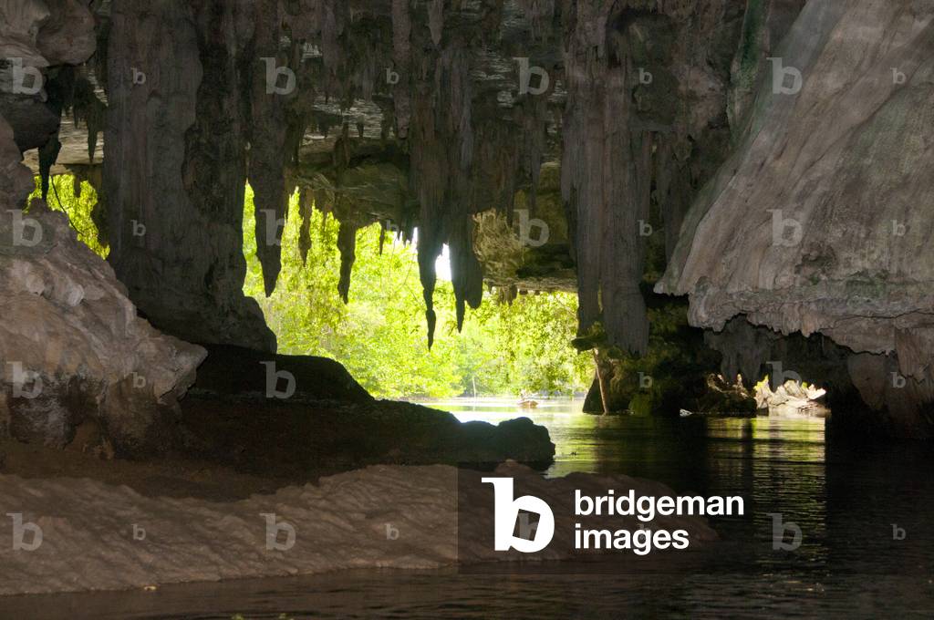 Thailand: Kayaking through the Tham Lot cave, Than Bokkharani National Park, Krabi Province