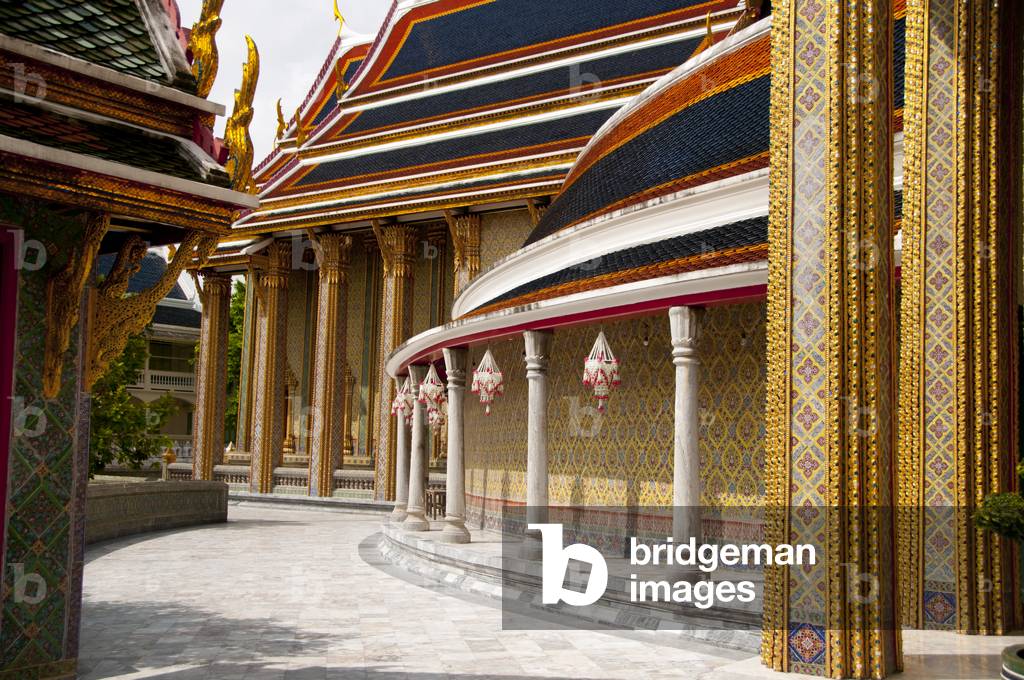 Thailand: Circular cloister with porcelain hand-painted tiles from China, Wat Ratchabophit, Bangkok