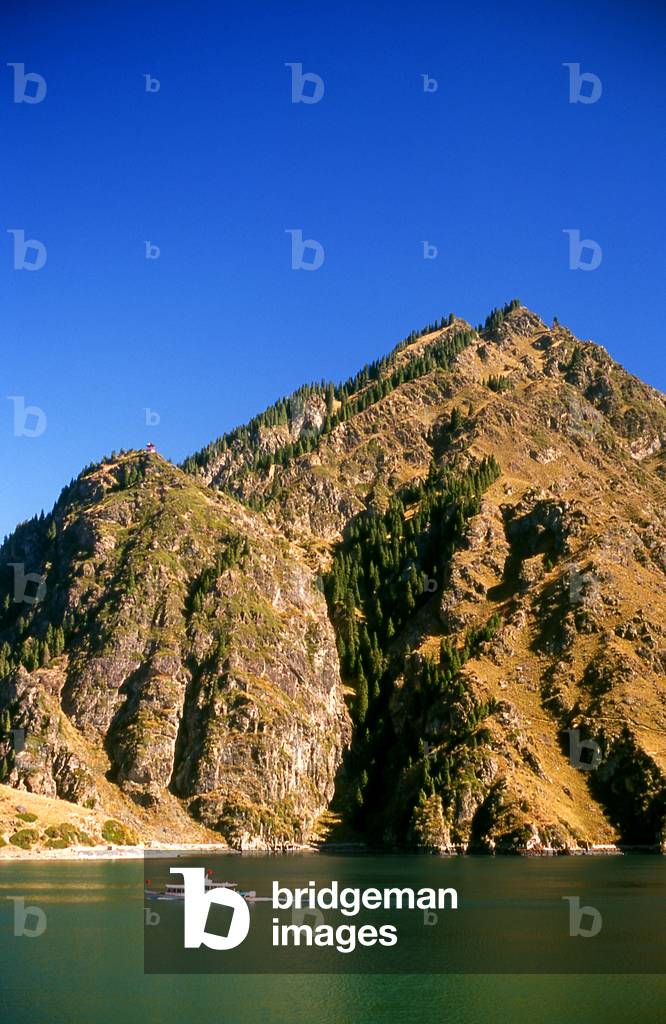 China: Tian Chi (Heaven Lake) in the Tian Shan (Heavenly Mountains), Xinjiang Province (photo)