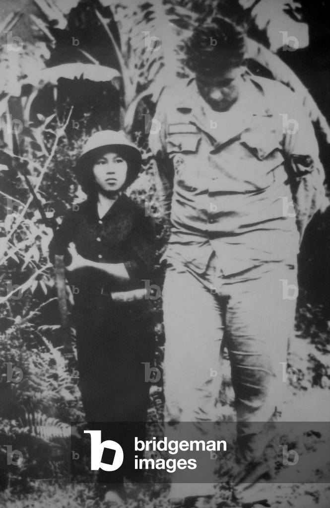 Vietnam: A very large USAF pilot shot down over North Vietnam under arrest by Vietnamese female soldier (photo)