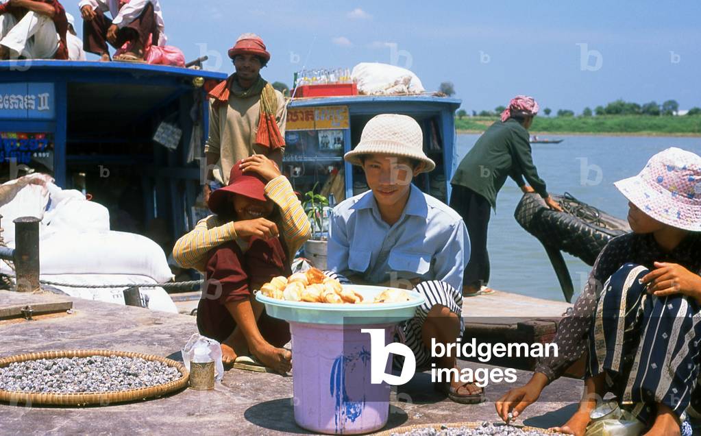 Cambodia: Vendors on the waterfront at Kompong Chhnang