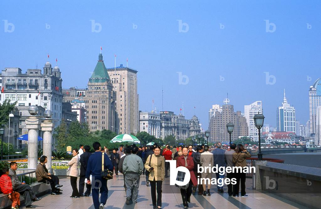 China: Promenading on The Bund, Zhongshan Donglu, Shanghai