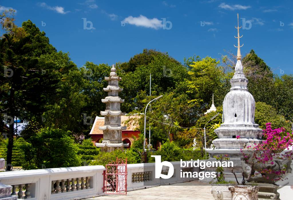 Thailand: Chedi and a pagoda in the grounds of Wat Matchimawat, Songkhla