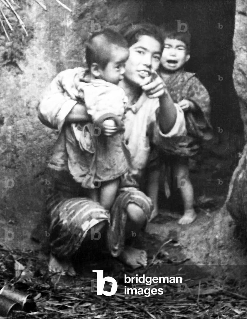 Japan / USA: Okinawan woman and children hiding in a cave to avoid the fighting. Battle of Okinawa, May 1945 (photo)