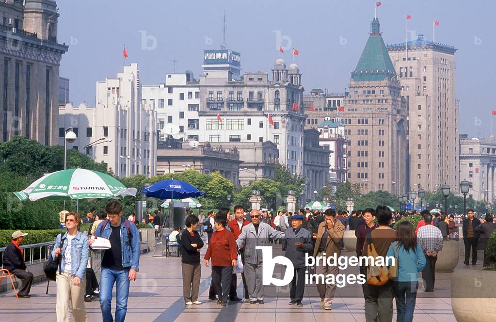 China: Promenading on the Bund (Zhongshan Donglu), Shanghai