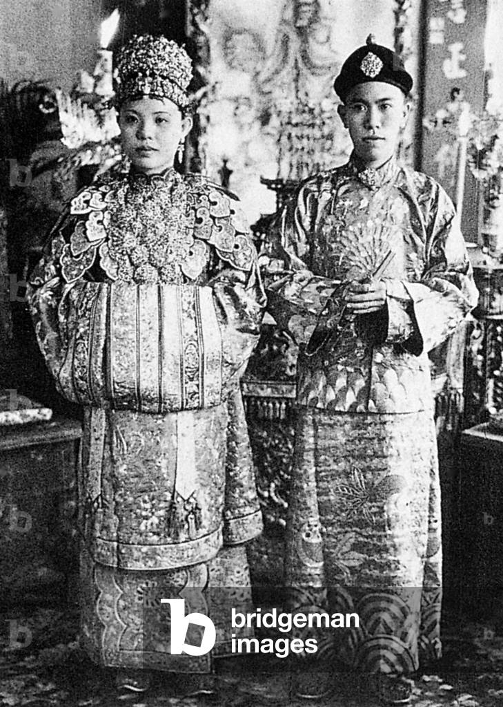 Malaysia / Singapore: A Peranakan bride and groom, Melaka (Malacca), early 20th century