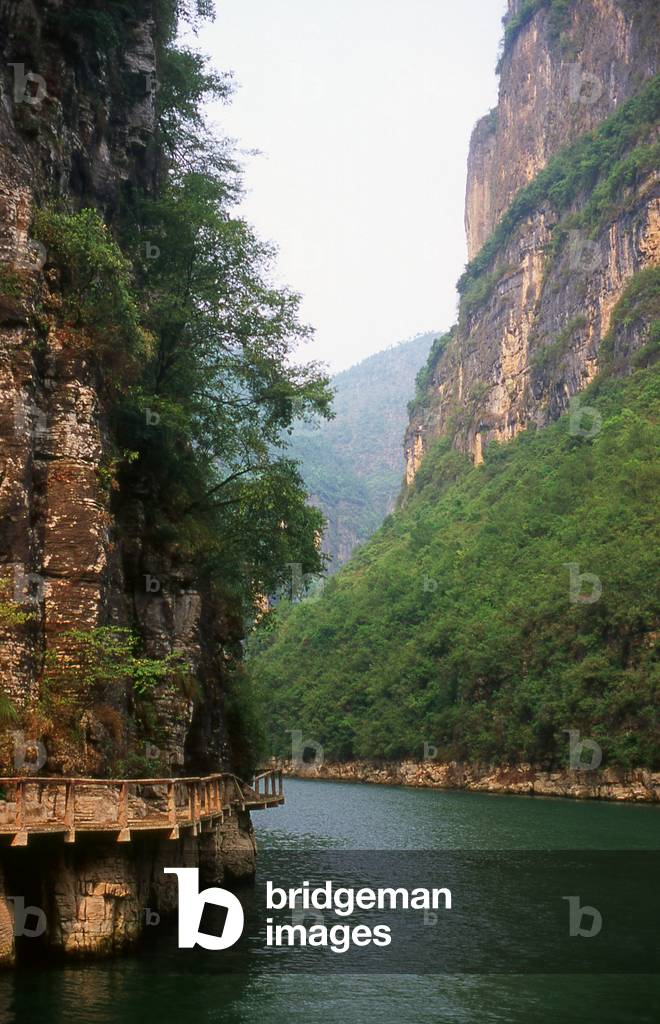 China: The spectacular mini gorges off the Daning River, part of the Three Little Gorges near Wushan and off the Yangtze (Yangzi) River, Chongqing Municipality