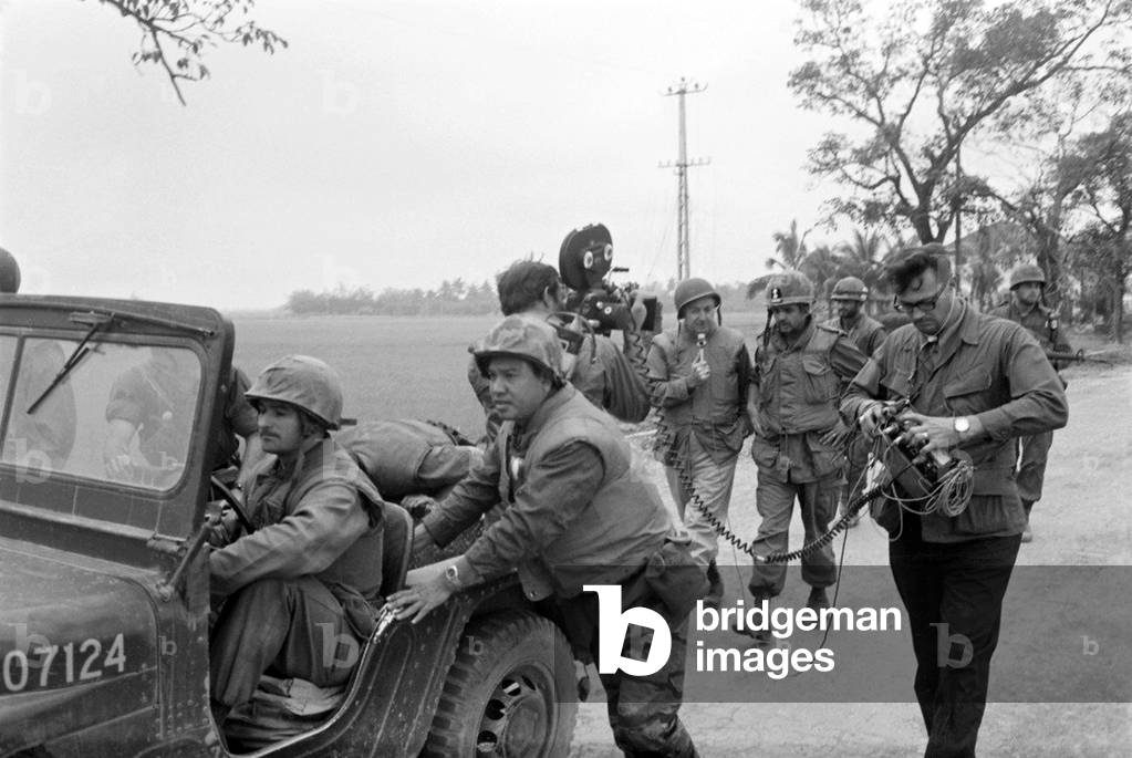 Vietnam / USA: CBS News anchorman Walter Cronkite conducts an interview with an American officer during the Tet Offensive, February 1968