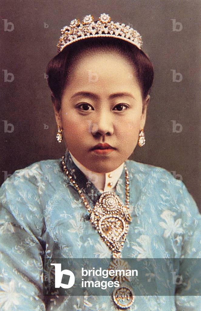 Malaysia / Singapore: Hand-coloured photograph of a Penang Nyonya woman wearing Straits Chinese jewellery, early 20th century