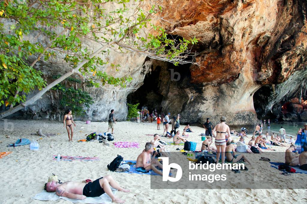 Thailand: Enjoying the shade of the cliff next to the Phra Nang cave, Tham Phra Nang, Krabi Coast