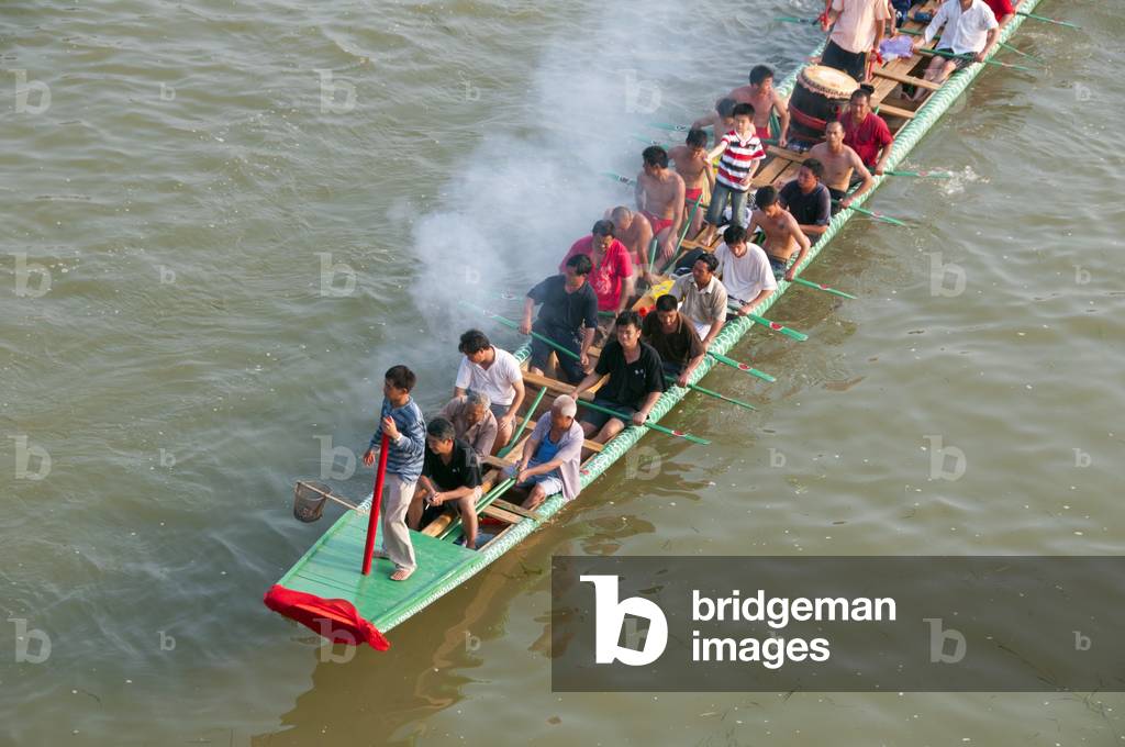 China: Dragon boat and its crew on the Li River, Guilin, Guangxi Province