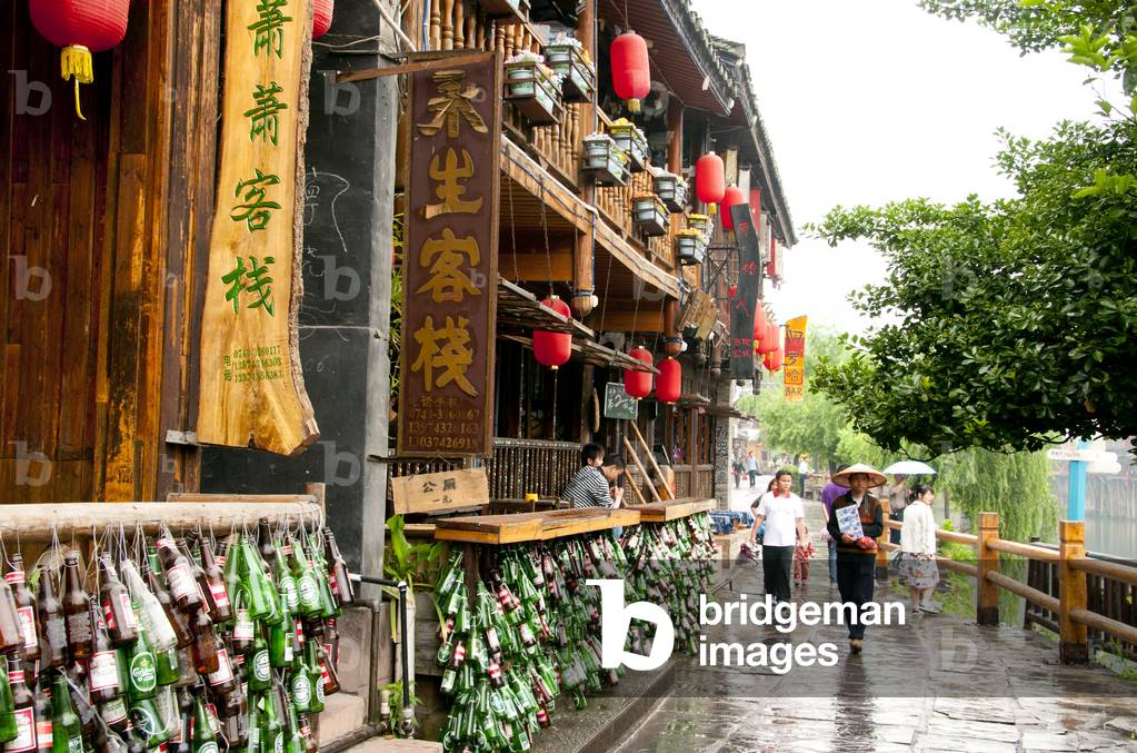 China: Bar and restaurant next to the Tuo River, Fenghuang, Hunan Province
