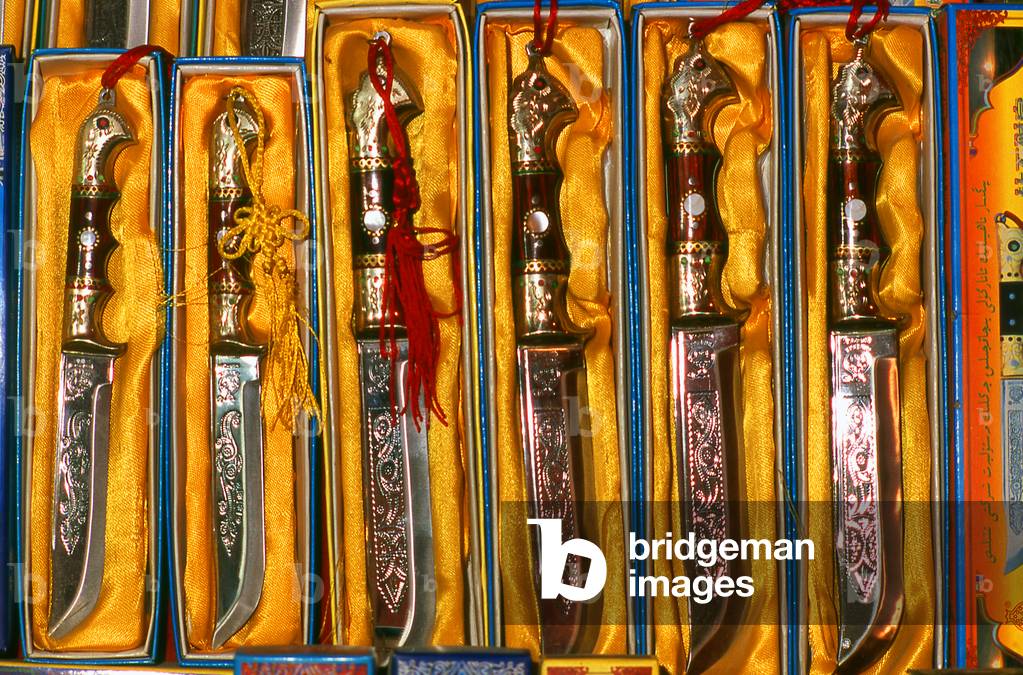 China: Decorative traditional hand-made knives for sale in a small workshop in Yengisar, Xinjiang Province (photo)
