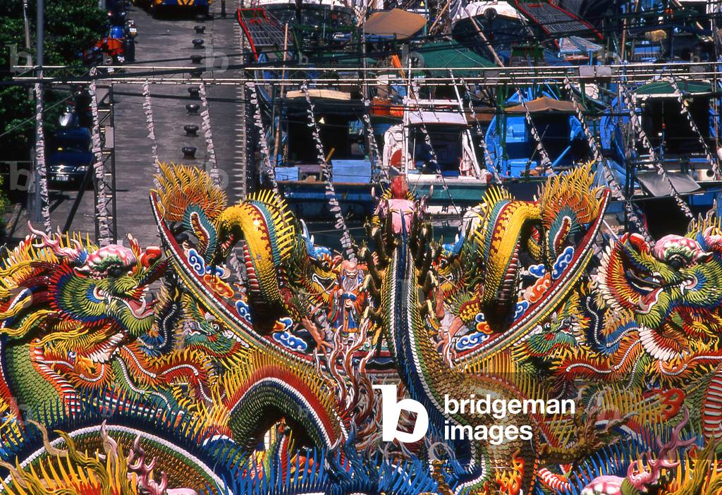 Taiwan: Nanfang Ao fishing harbour across the dragon-adorned roof of the Nantien Temple (Nantien Guan), Northeast Coast
