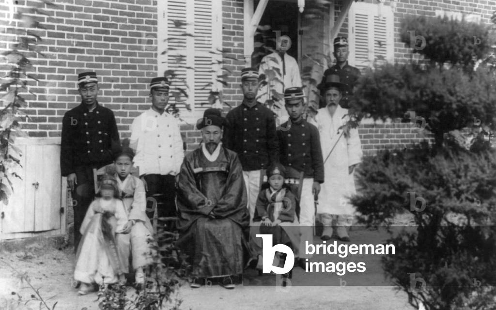 Korea: A Korean family, Seoul, early 20th century