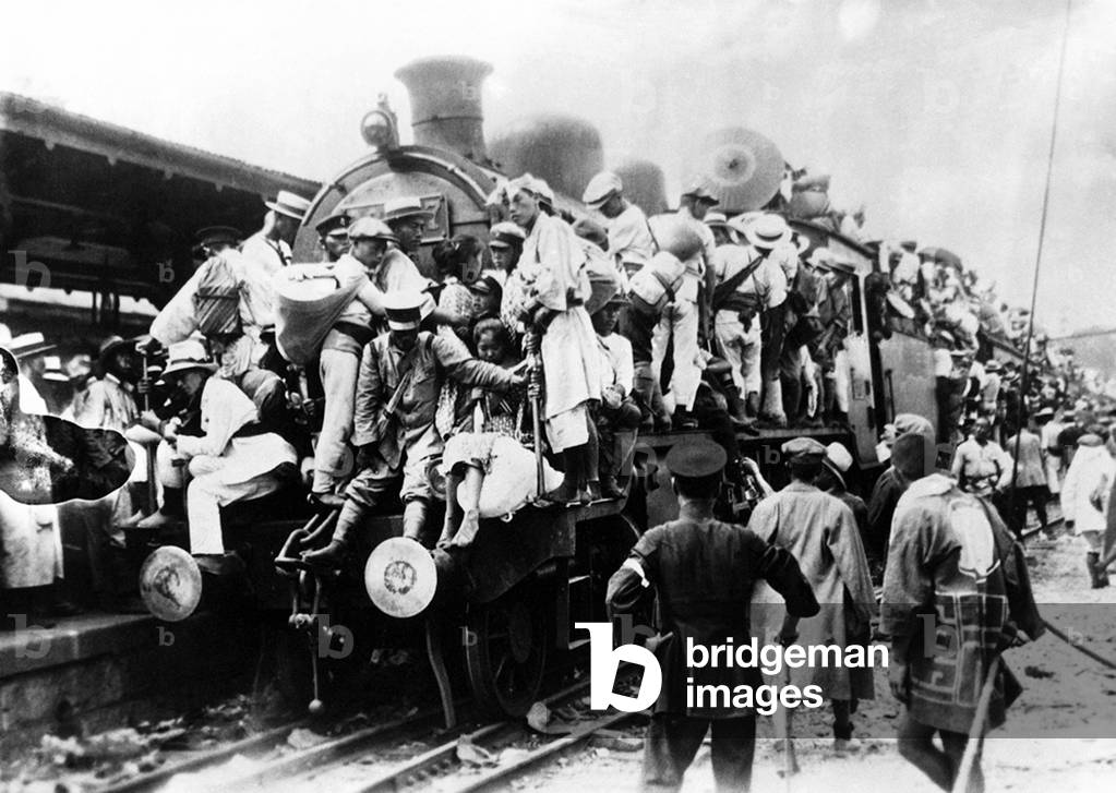 Japan: Scene of destruction in Tokyo after the Great Kanto Earthquake of 1923. Crowds of refugees struggling to board a train to escape the devastation