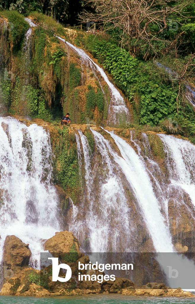 China / Vietnam: Fisherman above the Ban Gioc or Detian Falls, on the Vietnamese - Chinese border, Guangxi Province (China) and Cao Bang Province (Vietnam)
