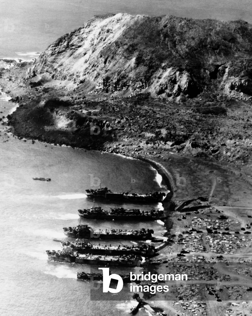 Japan / USA: US invasion fleet landing at Iwo Jima, Mount Suribachi dominating the beaches, February 1945