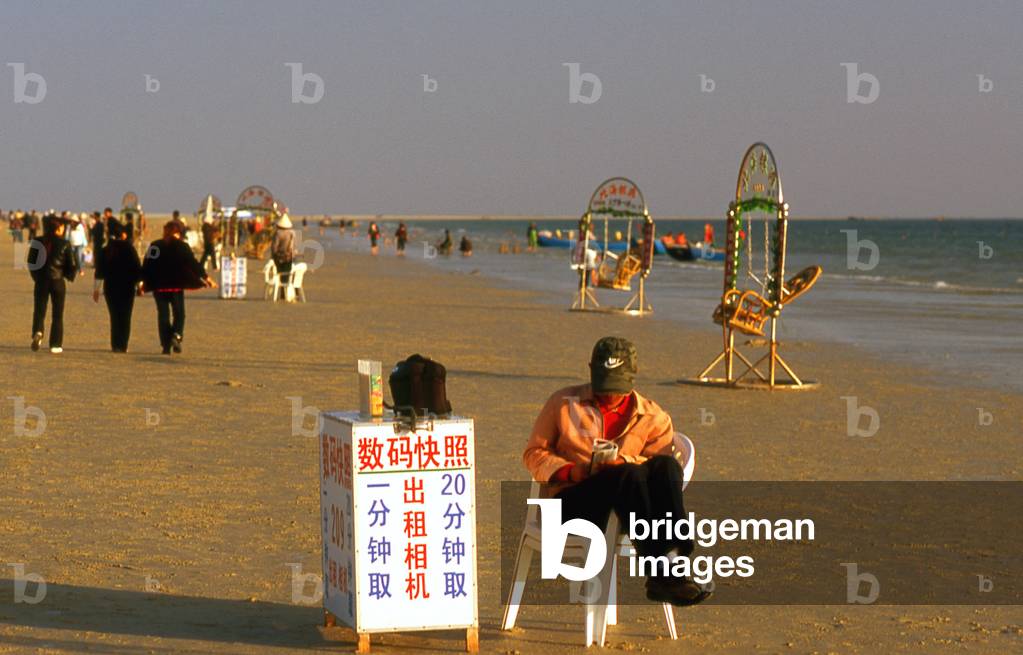 China: Photographer awaiting customers, Silver Beach (Beihai Yintan), Beihai, Guangxi Province
