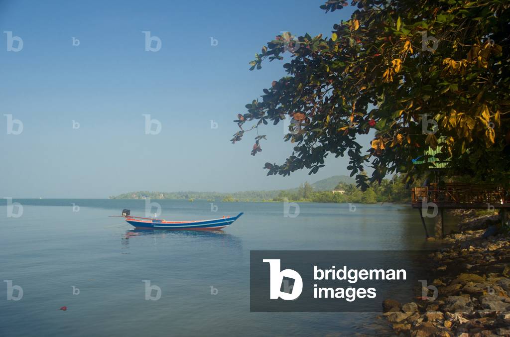 Thailand: A boat in the bay at Ao Wok Tum, Ko Phangan (photo)