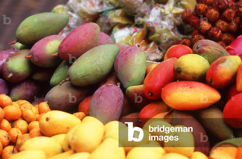 China: Fresh fruit including a variety of mangoes for sale in a market in Haikou, Hainan Province (photo)