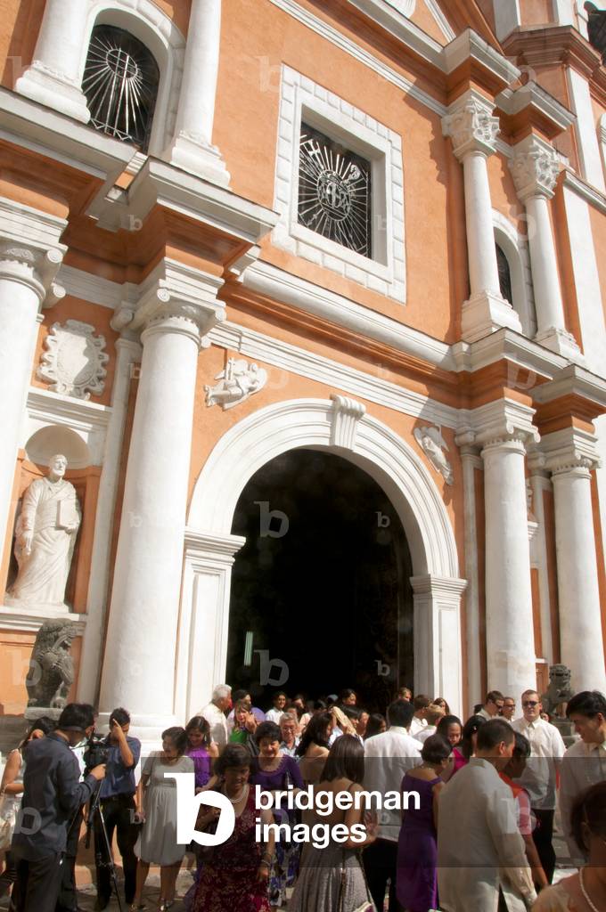 Philippines: A wedding crowd outside San Agustin (St. Augustine) Church, Intramuros, Manila