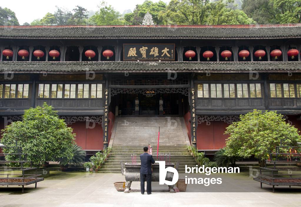 China: Devotee at Fuhu Si (Crouching Tiger Monastery), Emeishan (Mount Emei), Sichuan Province