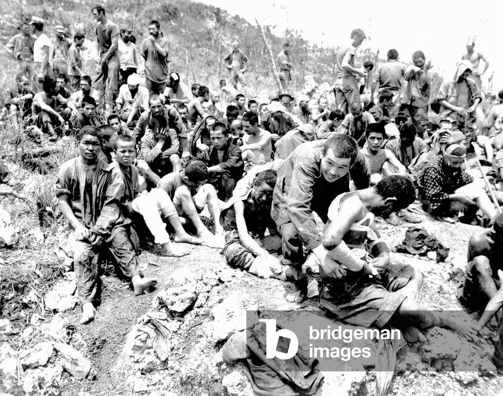 Japan / USA: Okinawa residents, many of them wounded, after the Japanese surrender. Battle of Okinawa, May 1945 (photo)