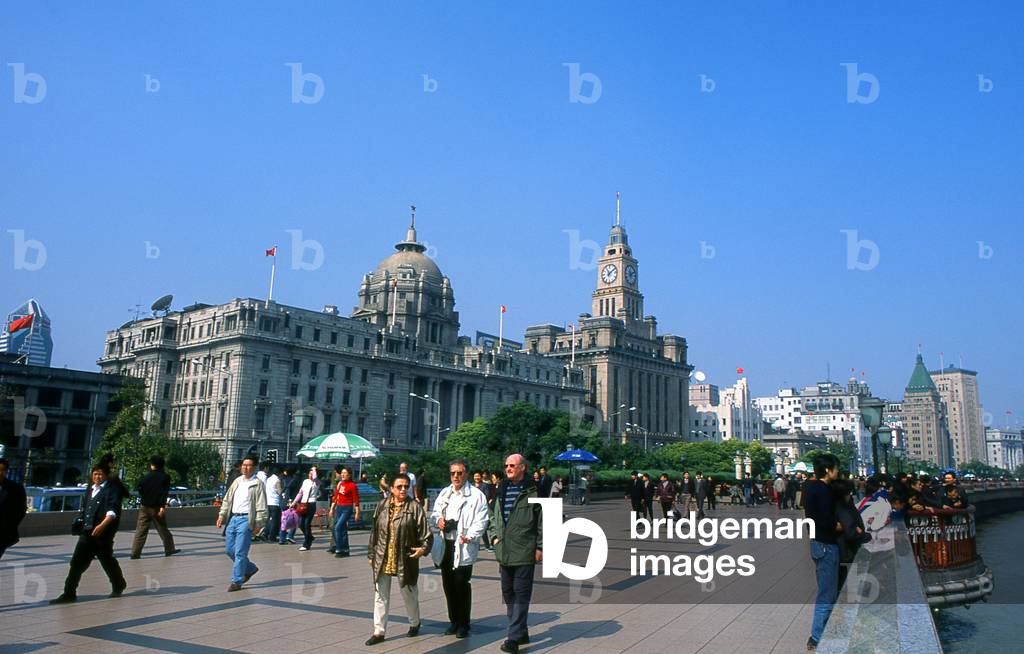 China: Promenading on The Bund, Zhongshan Donglu, Shanghai