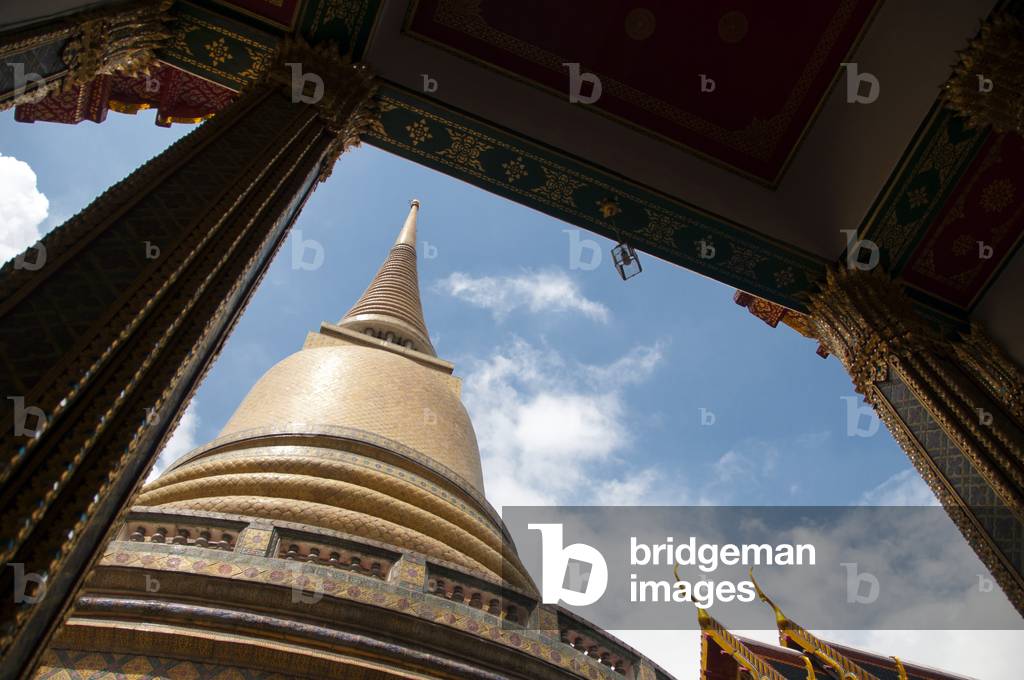 Thailand: Circular cloister with Sri Lankan-style chedi, Wat Ratchabophit, Bangkok