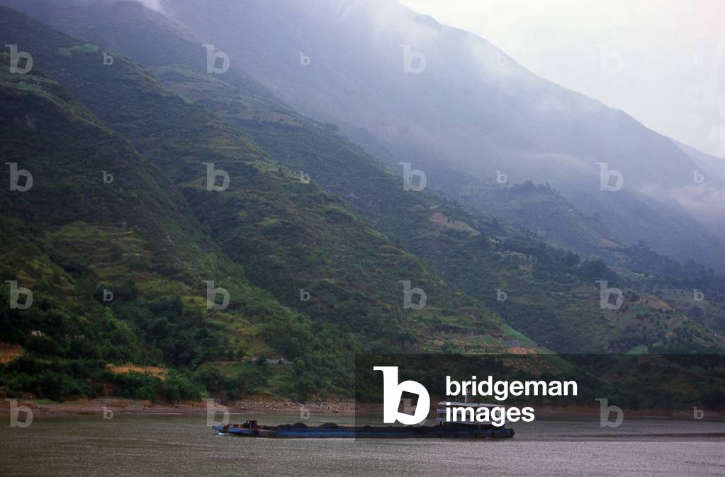 China: Coal boat, early morning in the Qutang Gorge, smallest of the Three Gorges, Yangtze (Yangzi) River