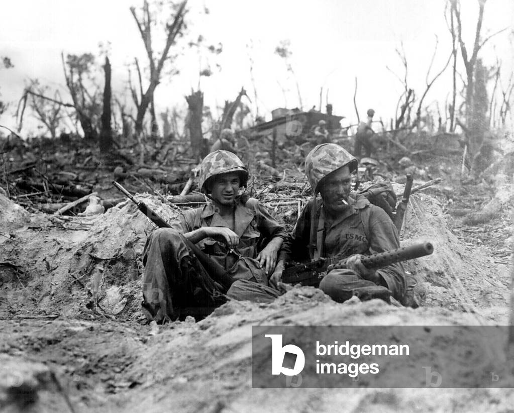 Japan / USA: US Marines take time for a rest and a cigarette during mopping up operations, Battle of Peleliu, September-November 1944