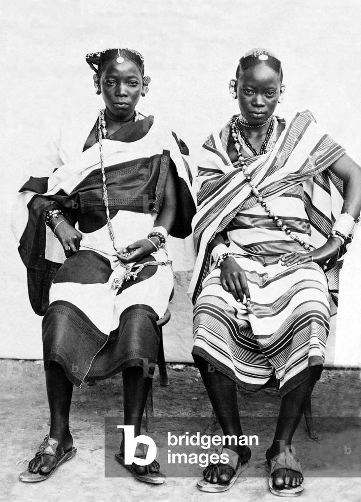 Tanzania / Zanzibar: Two Swahili women wearing kanga wrap-around cotton dress, Dar es Salaam, 1910 (b/w photo)