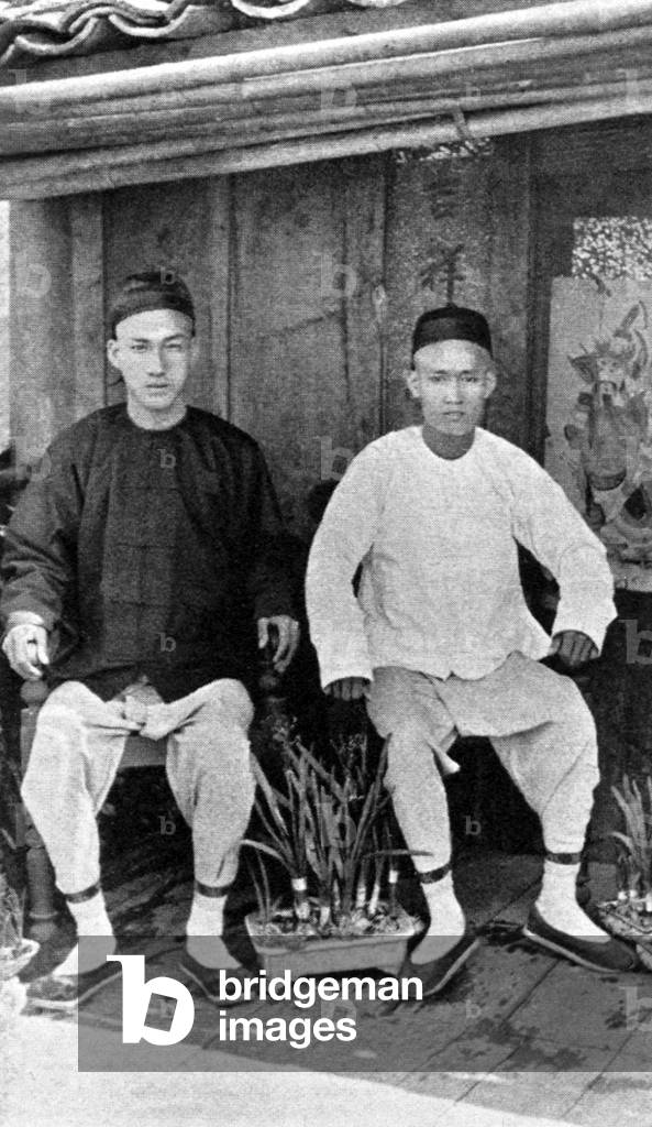 Burma / Myanmar: Two Yunnanese traders in Bhamo. Vincent Clarence Scott O'Connor, photograph from 'The Silken East', 1904