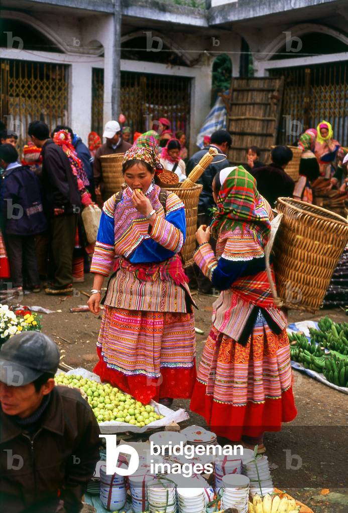 Vietnam: Flower Hmong women, Bac Ha Sunday Market, Lao Cai Province