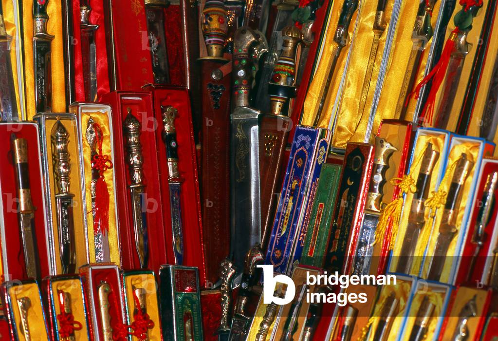 China: Decorative traditional hand-made knives for sale in a small workshop in Yengisar, Xinjiang Province (photo)