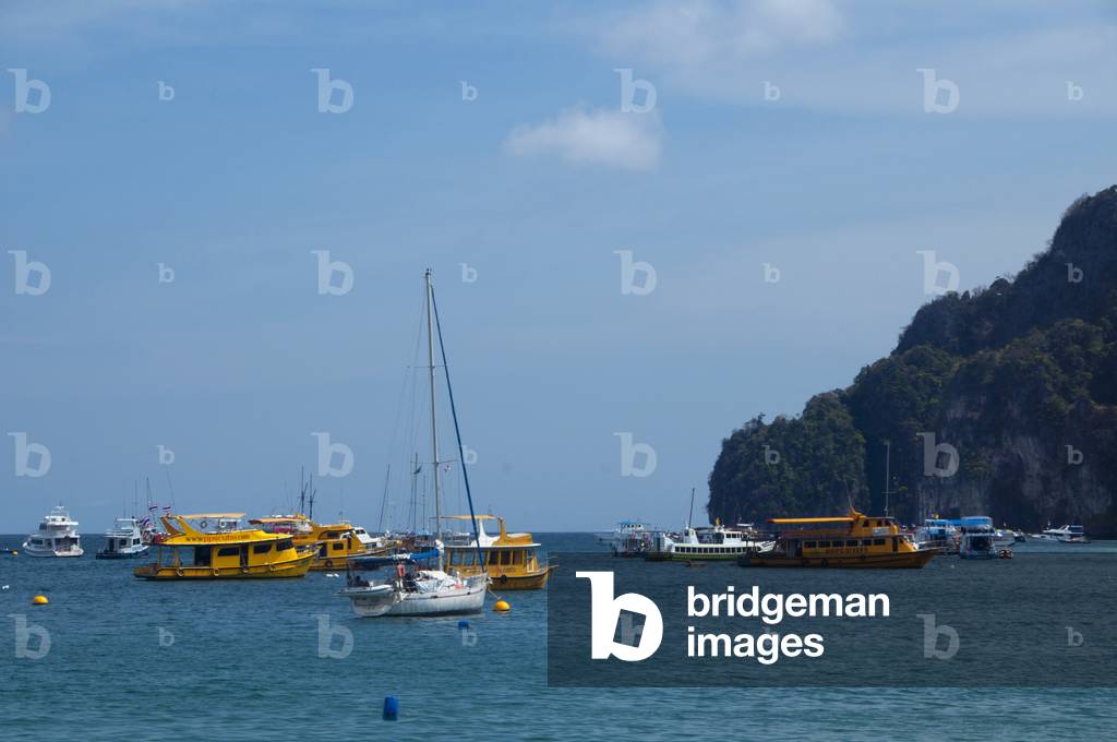 Thailand: Boats at anchor in Tonsai Bay, Tonsai Village (Ban Ton Sai), Ko Phi Phi Don, Ko Phi Phi