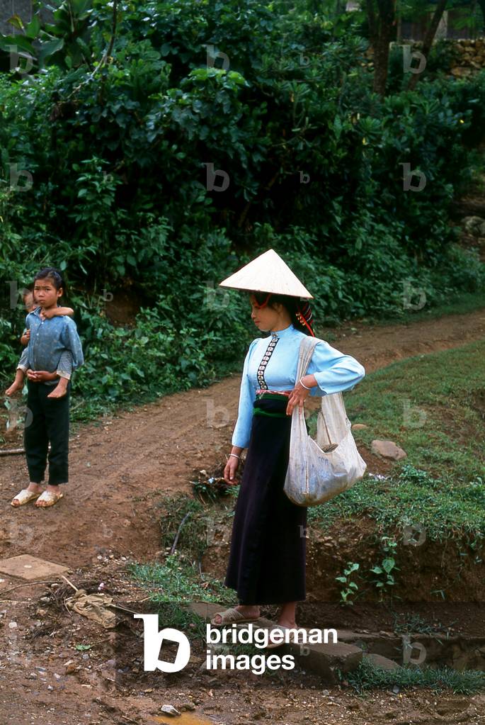 Vietnam: White Tai woman near Thuan Chau waiting for local transport, Son La Province, Northwest Vietnam