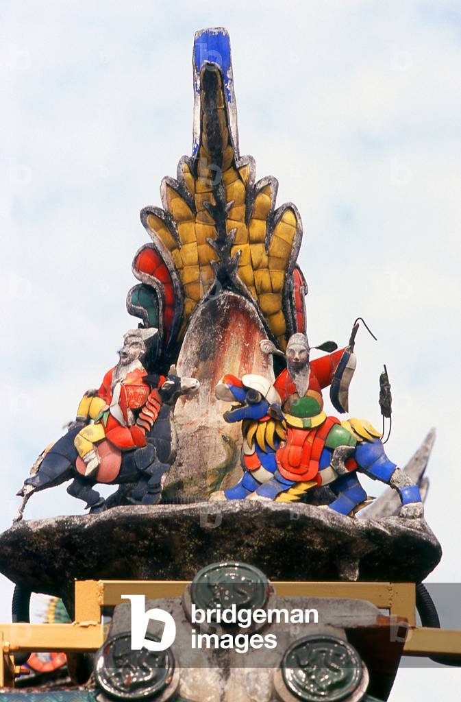 China: Elaborate roof detail at the Guandi Temple dedicated to General Guan Yu, the Three Kingdoms' hero turned God of War, Quanzhou, Fujian Province