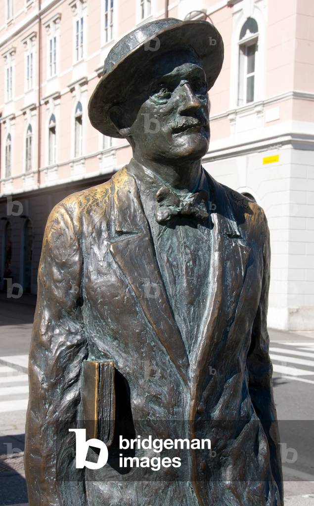 Italy: James Joyce (1882 - 1941), Irish novelist and poet, who lived in Trieste on and off between 1904 and 1920. Statue, Ponte Rosso, via Roma, Trieste