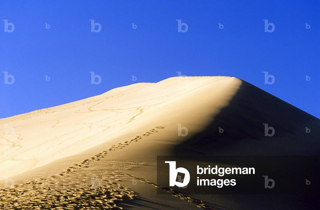 China: The singing sand dunes of Mingsha Shan (Mingsha Hills) in the Kumtagh Desert, Gansu Province