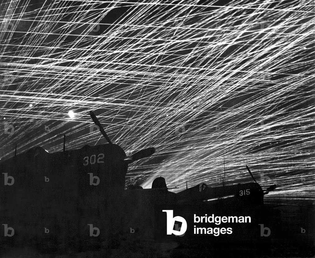 Japan / USA: Japanese night raiders are greeted with a barrage of anti-aircraft fire by the Marine defenders at Yontan airfield. Battle of Okinawa, May 1945 (photo)