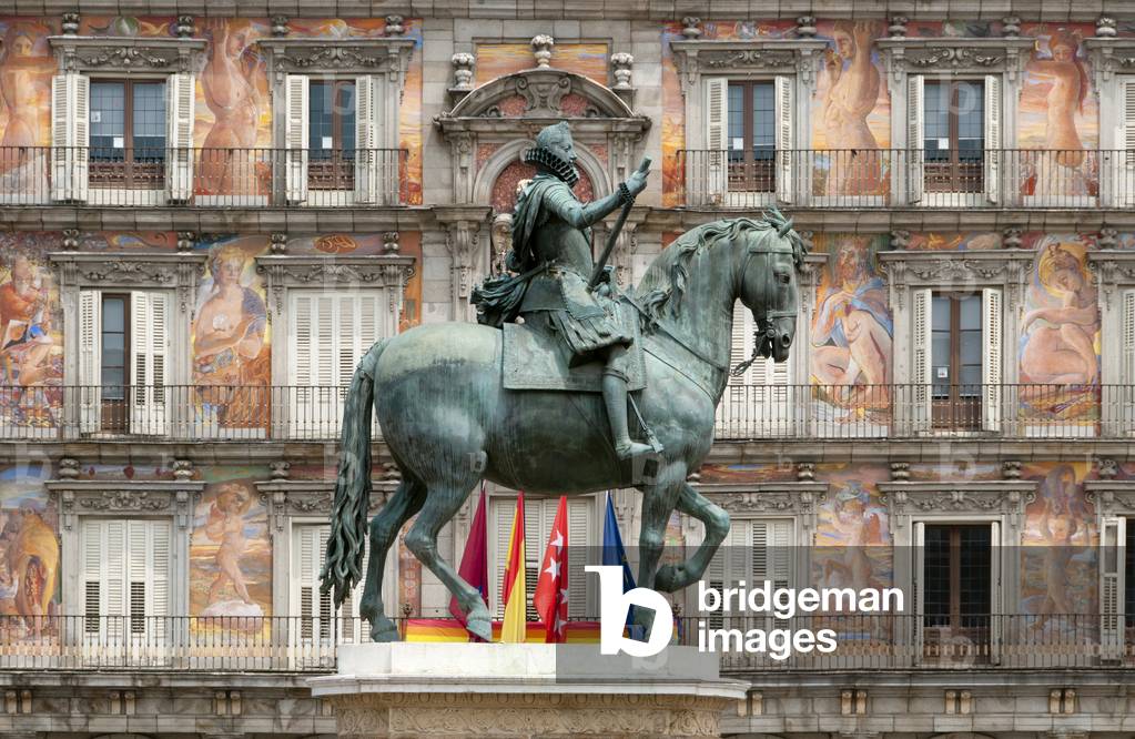 Spain: Equestrian statue of Philip III (1578 - 1621), King of Spain, Plaza Mayor, Madrid. Sculpted by Giambologna (1529 - 1608) and Pietro Tacca (1577 - 1640), the statue was erected in 1616 (photo)
